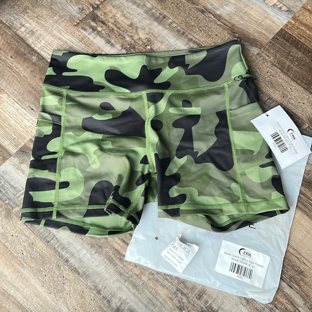Zyia green camo light n tight pocket hustle shorts 4” - L
